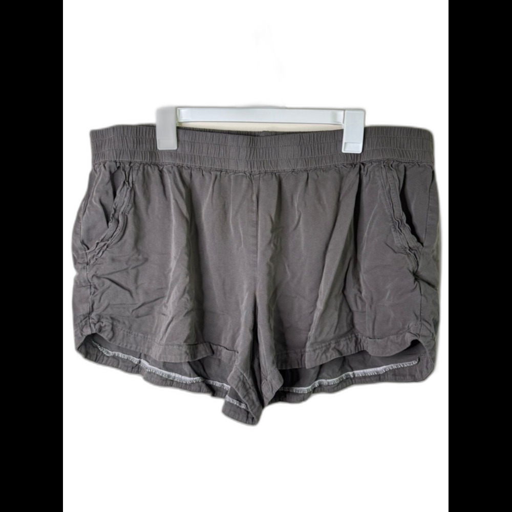 Maurice’s Olive Green Flowy shorts sz 22